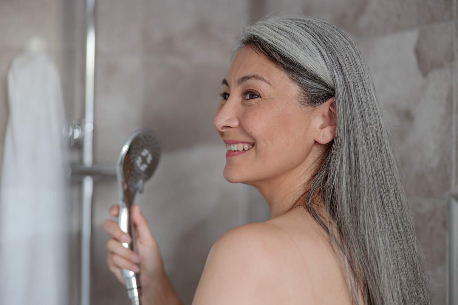 Healthy aging: how often should you shower after 65? Experts reveal the ideal frequency