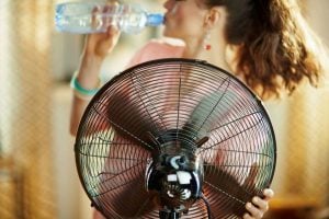 Architect shares a simple trick to cool your room and sleep better when it’s hot: put a wet towel behind the fan