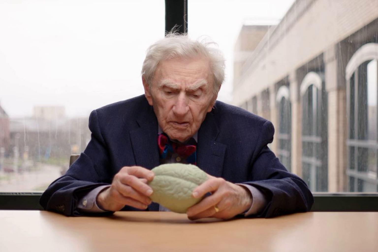 At 102 years old, he is the world’s oldest practicing doctor: here are his secrets to longevity