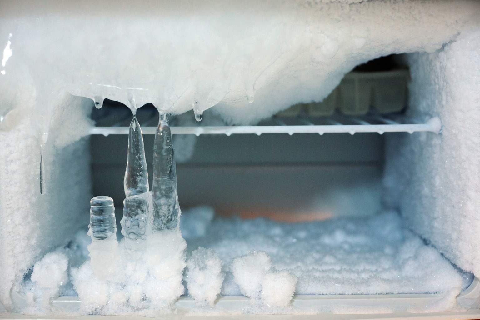 How to effortlessly remove built-up ice from your fridge using just 2 common kitchen ingredients