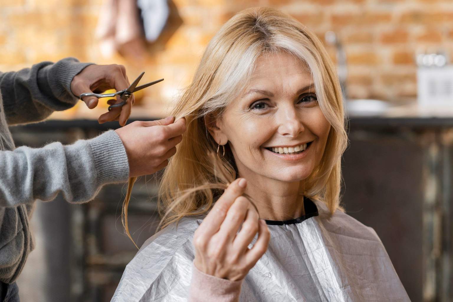 Neither straight nor wavy: the ideal haircut for women over 60 to look younger