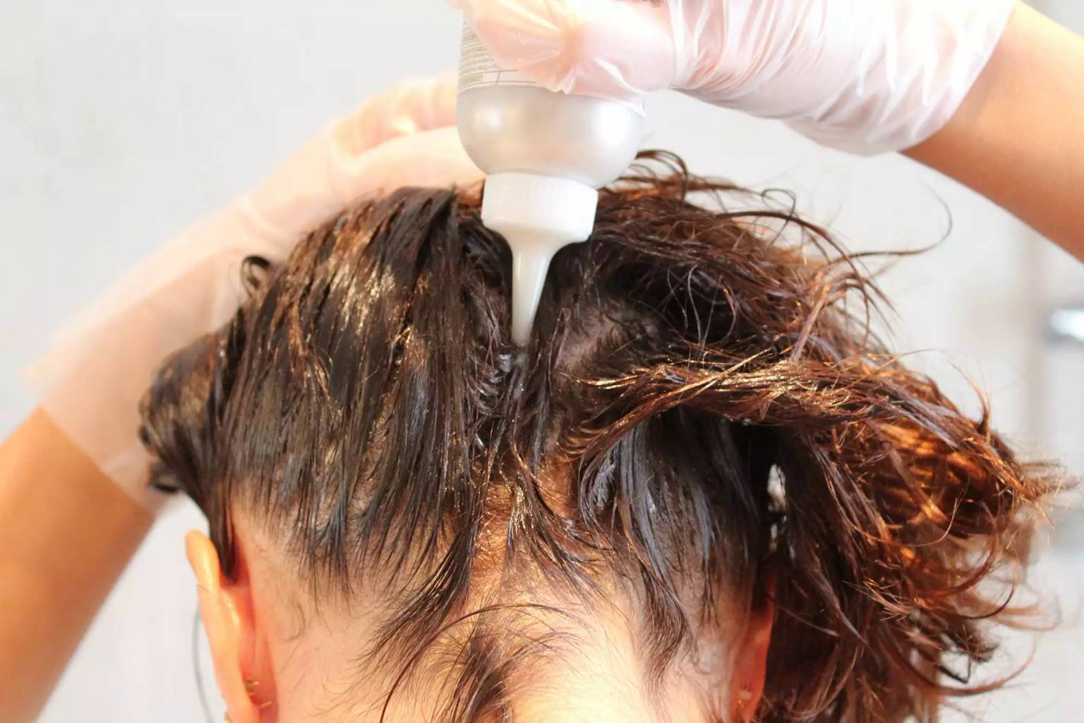 Say goodbye to gray hair with this natural and effective color-restoring alternative