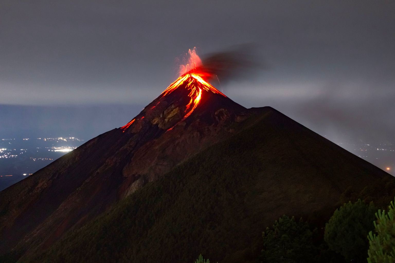 Volcano erupts in popular vacation spot: travel warnings issued by foreign office