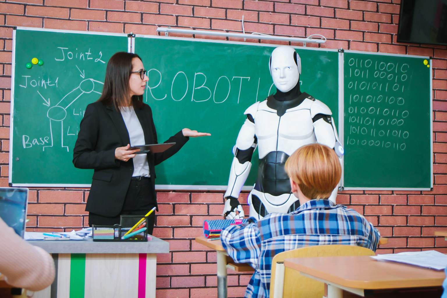 A teacher evaluates an Abitur exam written by ChatGPT: her assessment is clear, but AI tools reach a very different conclusion