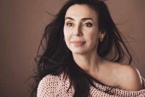 How a new hair melting technique hides gray hairs and instantly refreshes your look