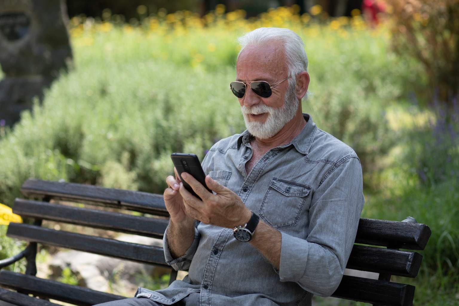 How turning off your phone can make your brain feel 10 years younger, according to science