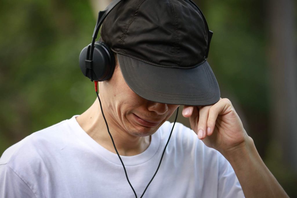 If you’ve ever cried listening to music alone, you probably have these 8 emotional traits, according to psychology