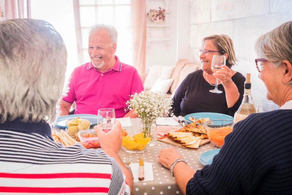 Neither 7 PM nor 9 PM: experts reveal the healthiest dinner time for retirees over 65