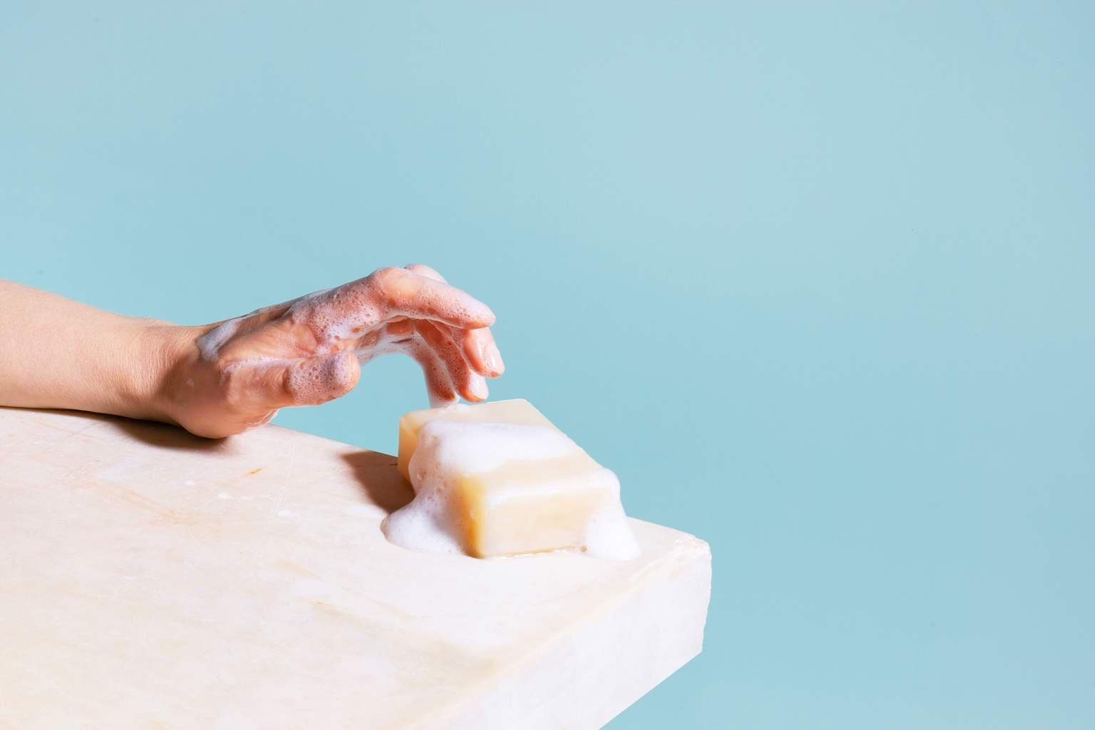 Neither baking soda nor vinegar: the radical trick to get rid of old-person smell with this type of soap