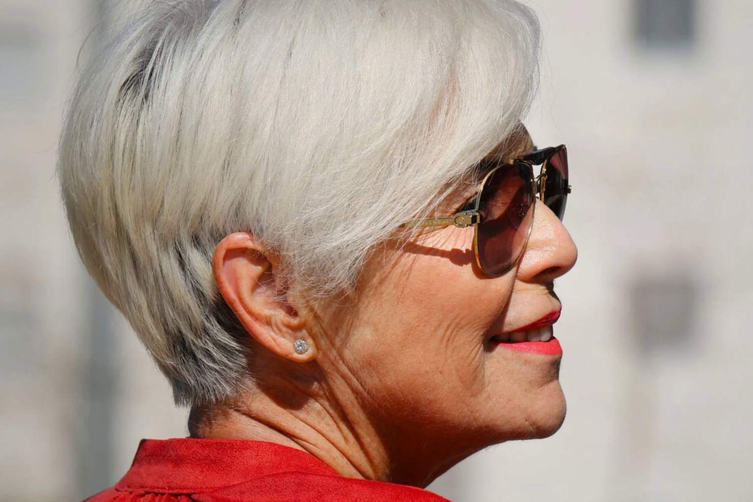 Neither blonde nor brunette: the ideal hair color for people over 60 to look younger