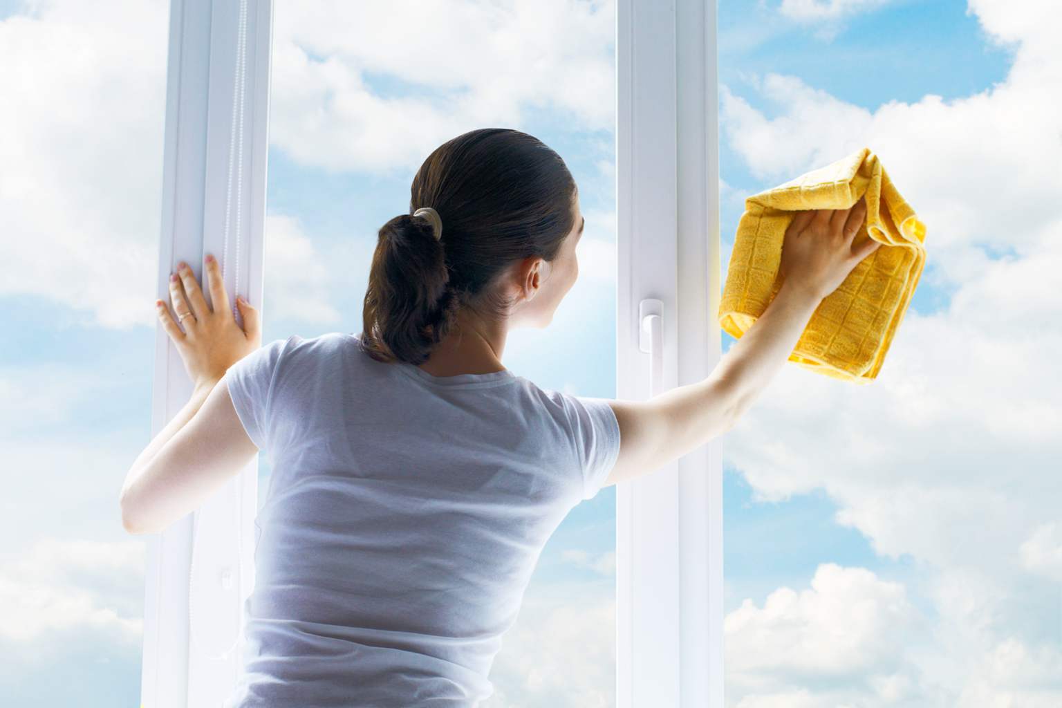 Neither soap nor baking soda: the trick to keep your windows spotless and streak-free at home