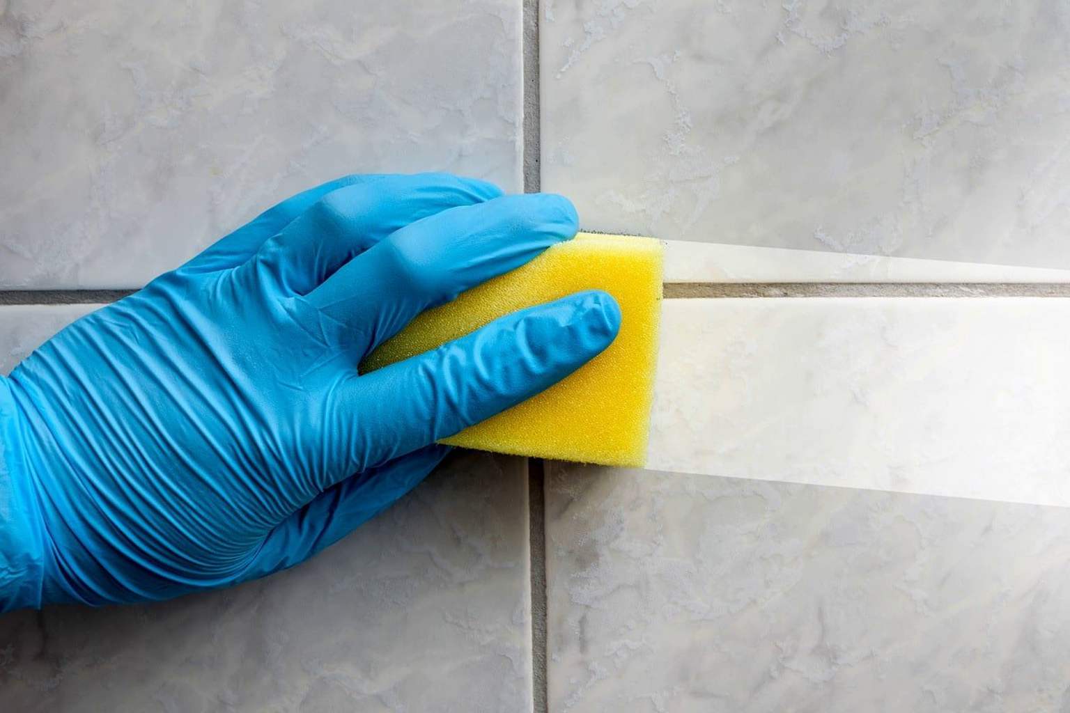 Neither vinegar nor ammonia: a simple trick to make your kitchen tiles shine in under 15 minutes