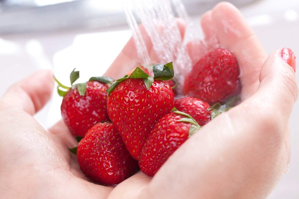 Neither vinegar nor tap water: the best way to wash strawberries and remove pesticides