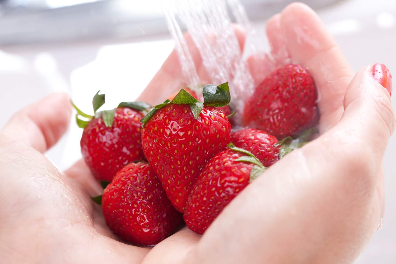 Neither vinegar nor tap water: the best way to wash strawberries and remove pesticides