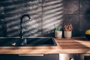 Say goodbye to limescale stains on your black sink: the magic trick to make it look like new
