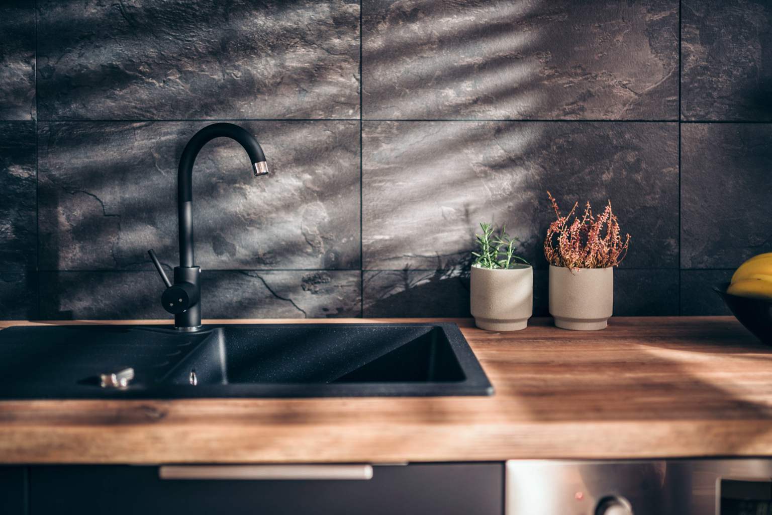 Say goodbye to limescale stains on your black sink: the magic trick to make it look like new