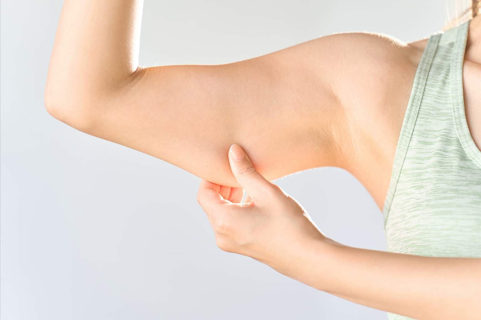 Struggling with bat wings after 50? A coach reveals the most effective exercise