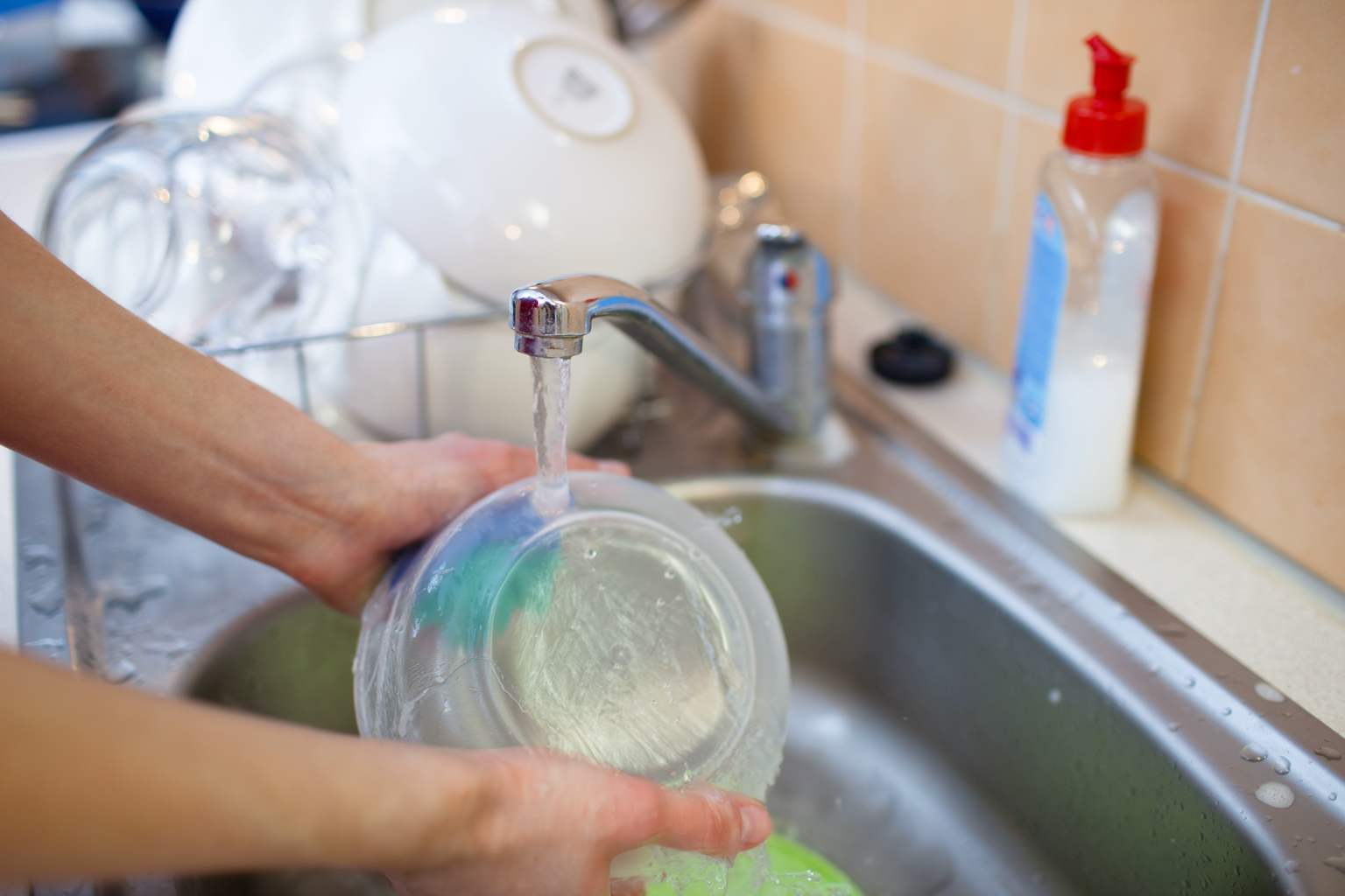 To rinse or not before the dishwasher: experts finally settle this household debate