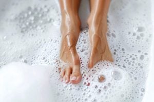 Washing feet with salt and baking soda: why to do it and its benefits according to experts