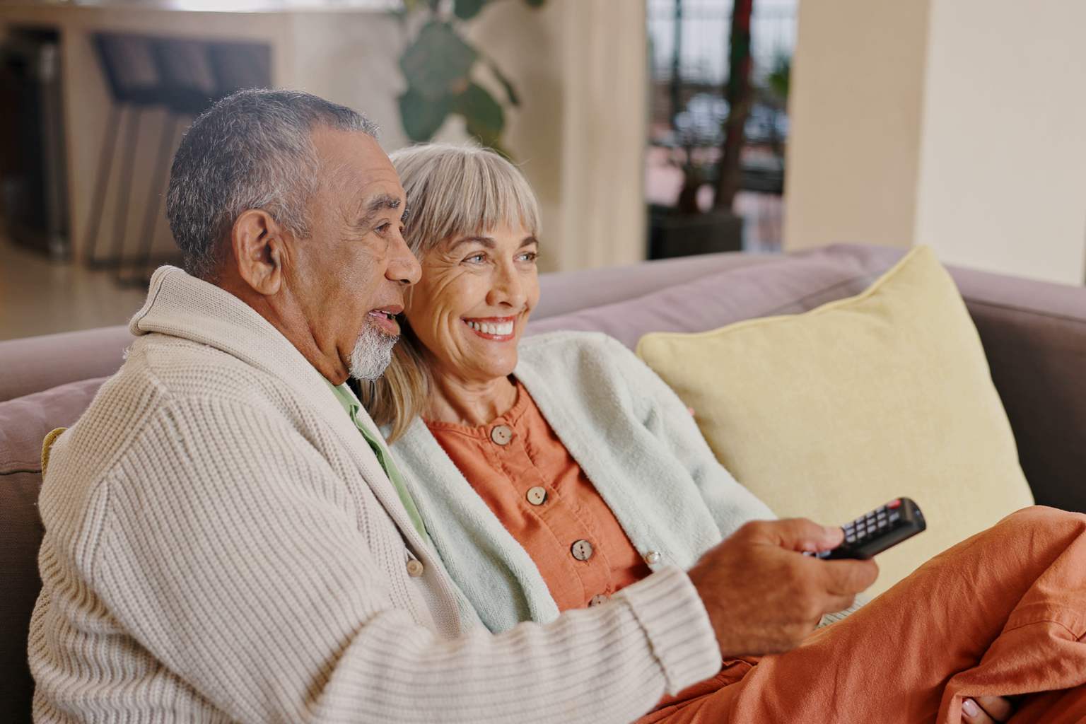 What people over 60 should watch out for to protect their health when watching television