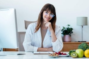 “As a doctor, I warn my patients: eating dinner after this hour blocks weight loss and ruins sleep”
