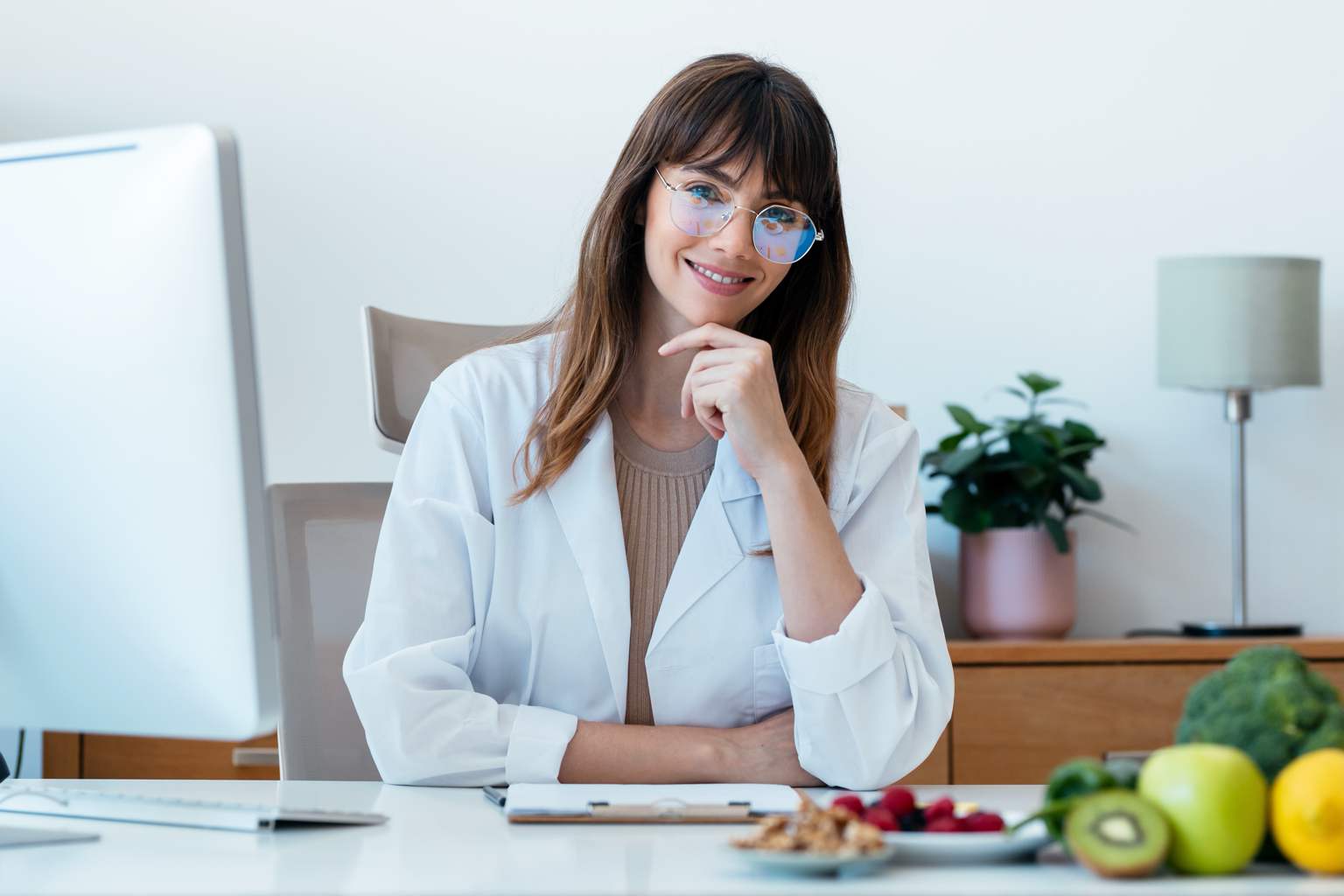 “As a doctor, I warn my patients: eating dinner after this hour blocks weight loss and ruins sleep”