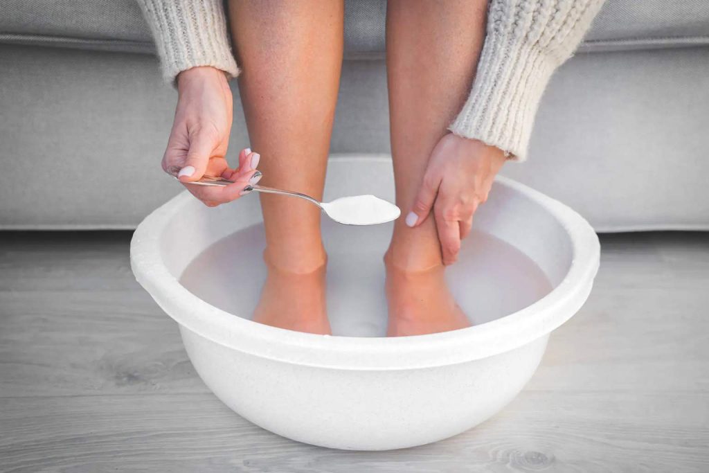 Bicarbonate and salt foot soak: the simple ritual that refreshes and soothes tired feet in minutes