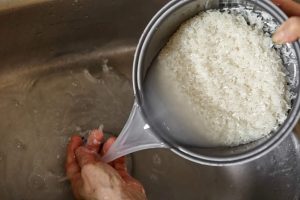 How many times should you wash white rice to remove arsenic and pesticide residues?
