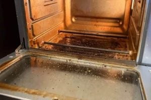 Neither degreaser nor hot water: the secret trick to make your oven sparkle in just minutes
