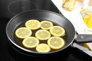 Neither degreaser nor pricey cleaner—this grandmother’s trick makes sticky pans like new