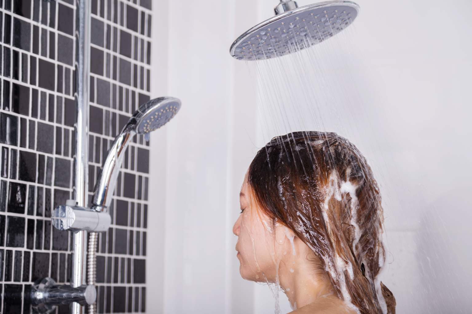 Neither once a week nor every other day: how often you should really wash your hair in summer, according to a dermatologist
