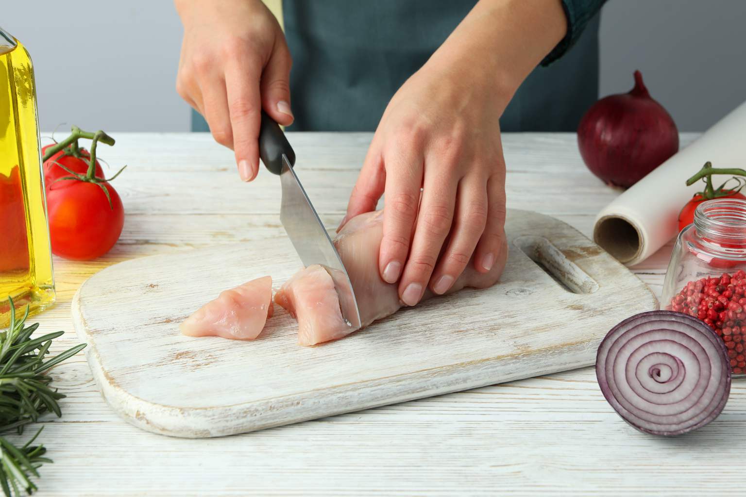 Neither plastic nor wood: the best kitchen cutting board that resists bacteria