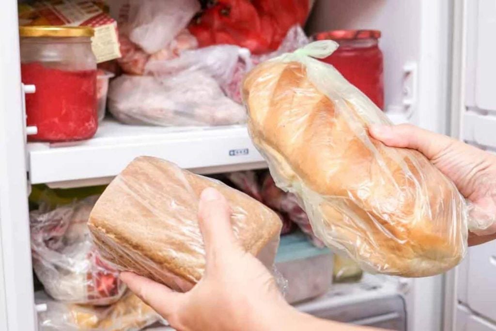 Neither plastic wrap nor bags: the smart way to wrap bread so it stays fresh and soft for days