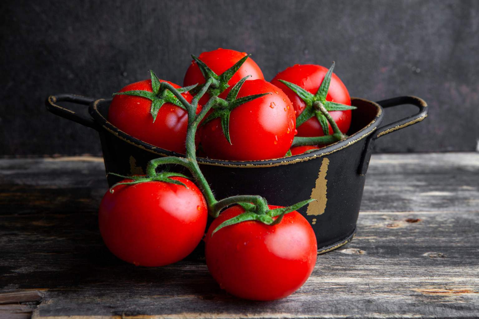 Neither the fruit bowl nor the fridge: the best place to store tomatoes without ruining them