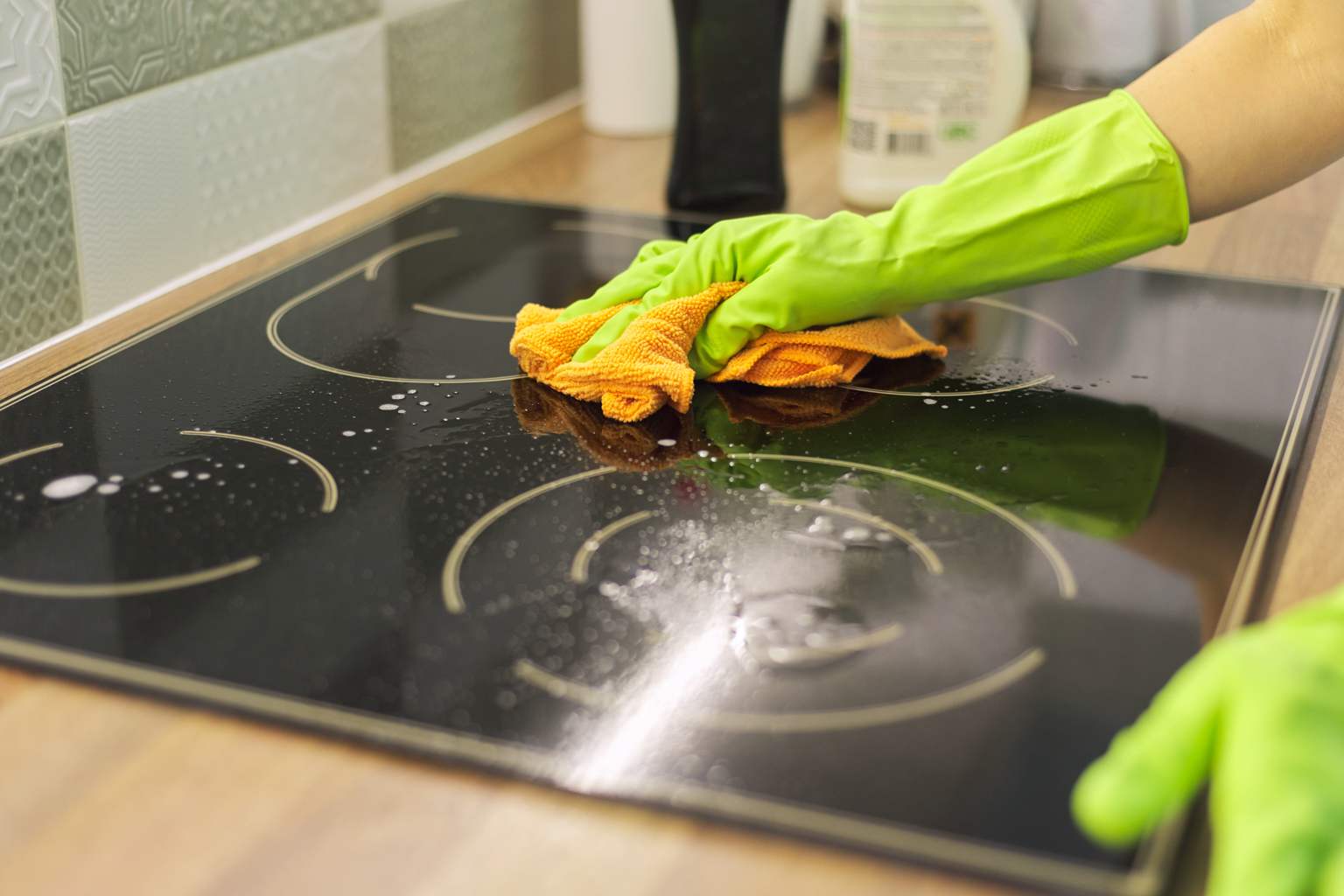 Neither toothpaste nor lemon: the easy way to make stovetop scratches disappear