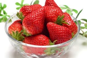 Neither vinegar nor tap water: the easy trick to wash your strawberries safely while keeping them fresh