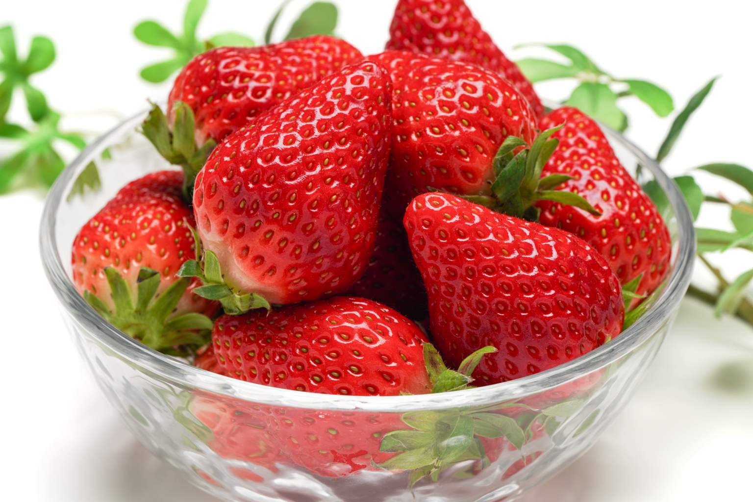 Neither vinegar nor tap water: the easy trick to wash your strawberries safely while keeping them fresh