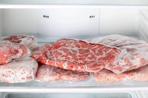 Neither water nor microwave: the foolproof trick to defrost meat in 5 minutes flat
