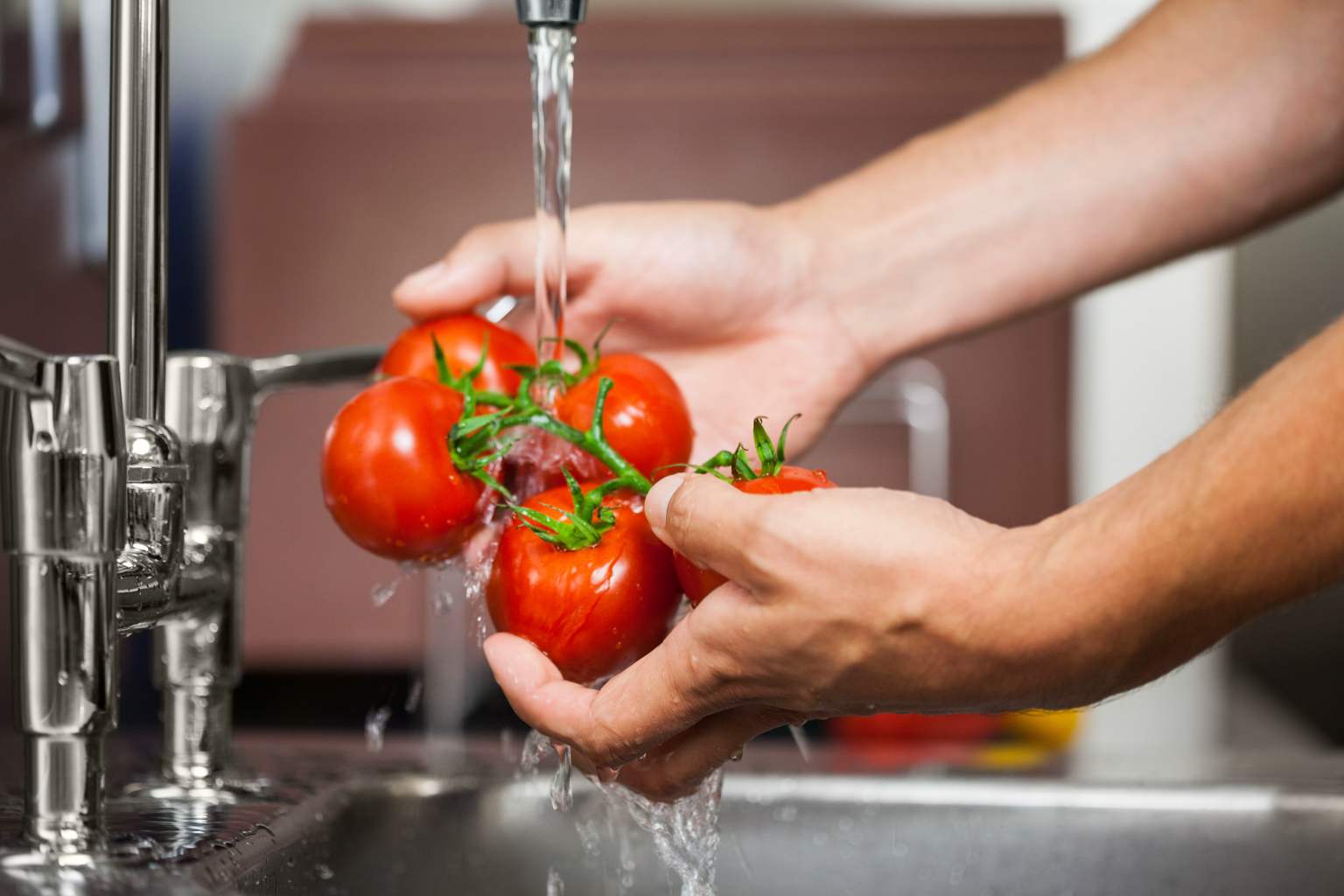 The best way to wash tomatoes to remove pesticides without damaging them