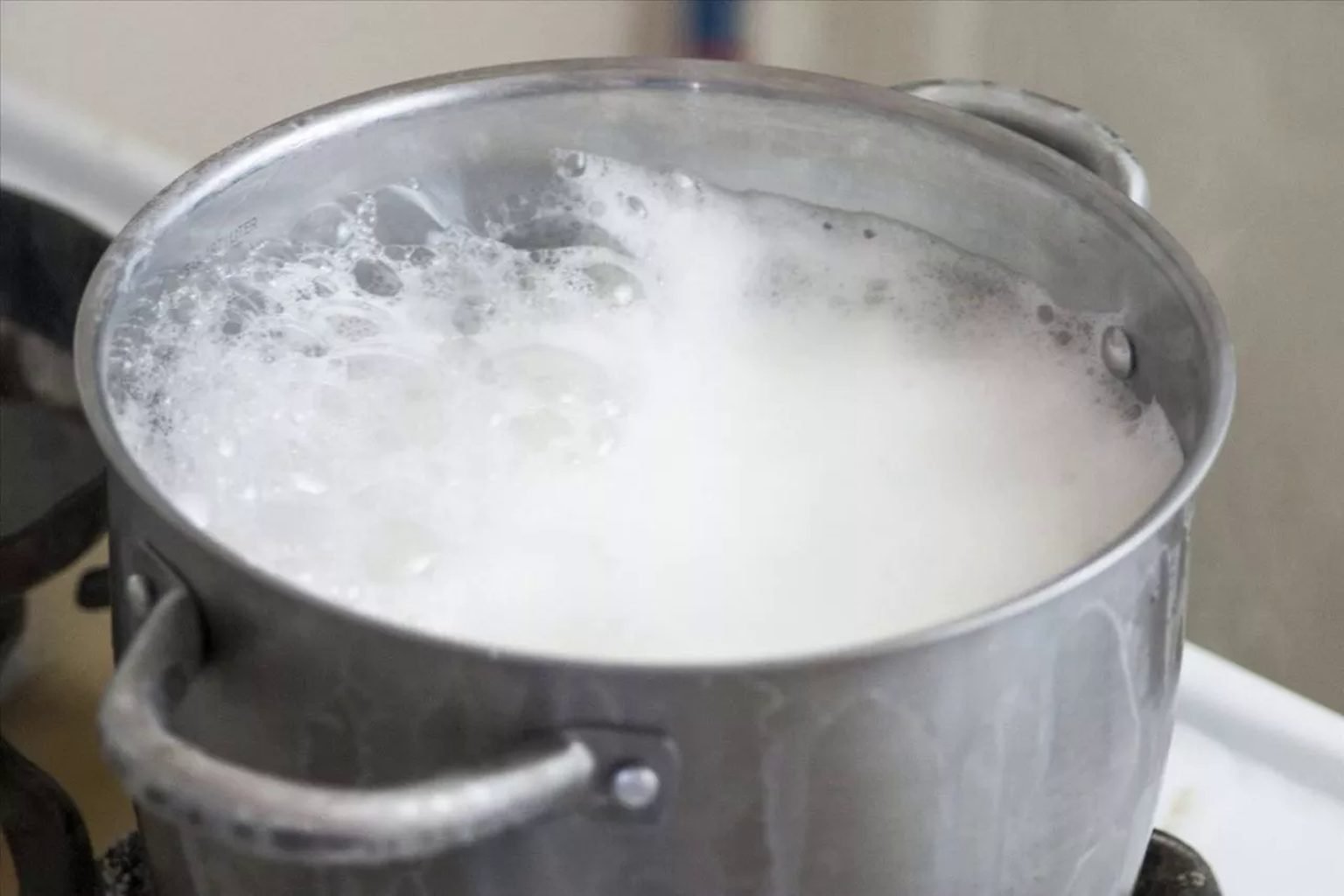 The surprising effect of baking soda in boiling water on potatoes, explained by a food microbiologist