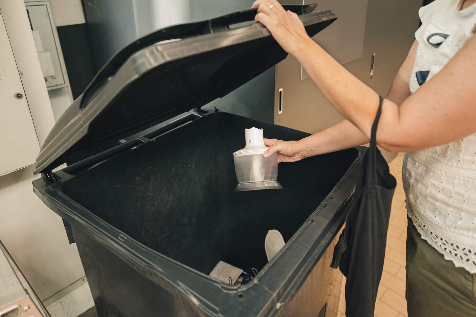 This grandmother’s trick banishes trash odors in 30 seconds without chemicals
