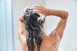 This is what the classic blue Nivea tin does to your hair, according to a beauty expert: “Apply it before shampooing for 15 minutes”