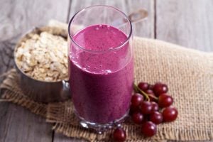 What are the benefits of drinking a grape and oatmeal smoothie in the morning?