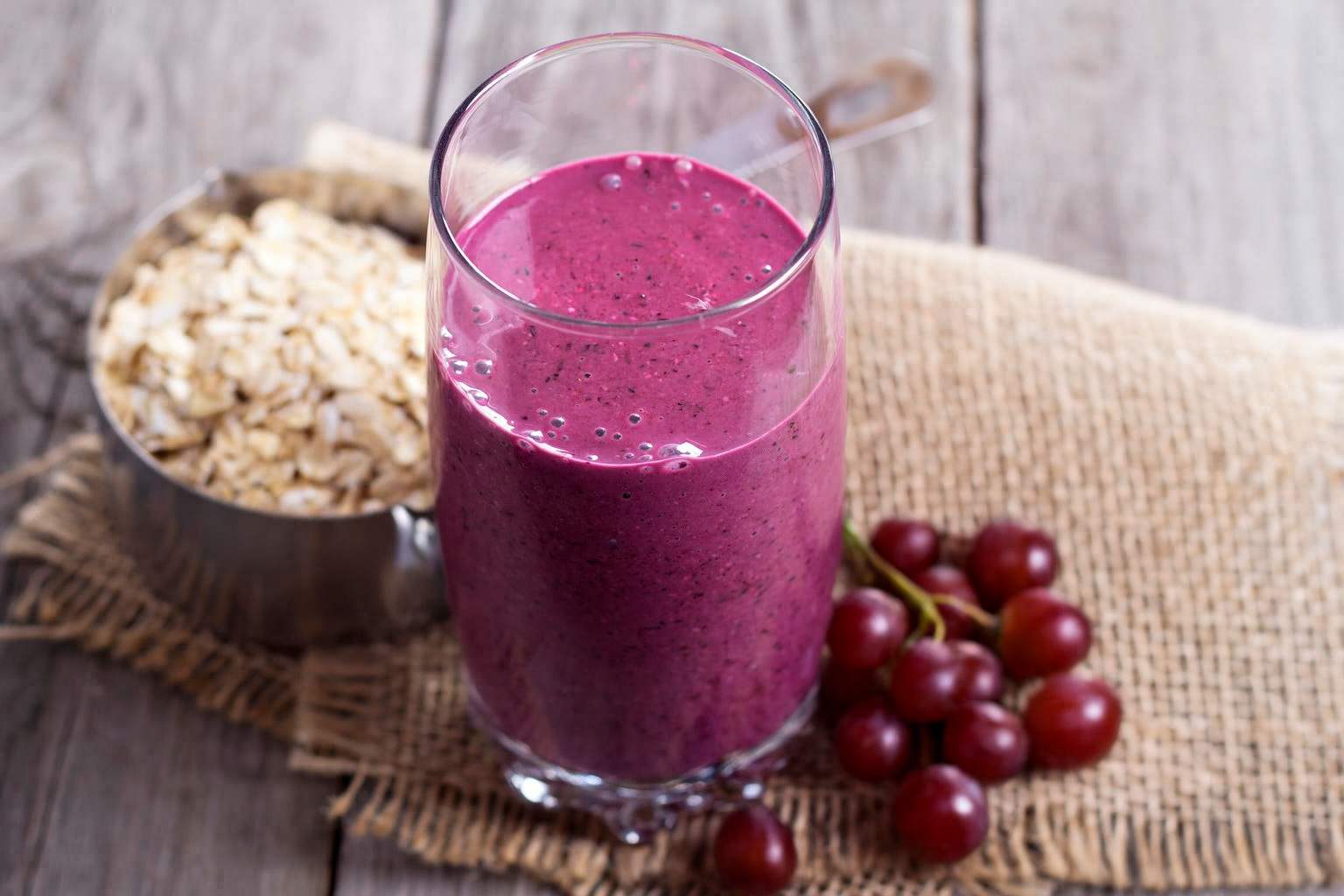 What are the benefits of drinking a grape and oatmeal smoothie in the morning?