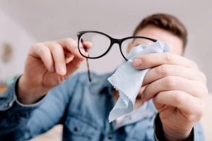 Goodbye scratches on your glasses: the opticians’ trick to keep lenses like new
