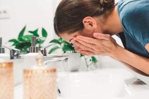 The reason you should wash your face with salt in the morning – the hidden magical benefits