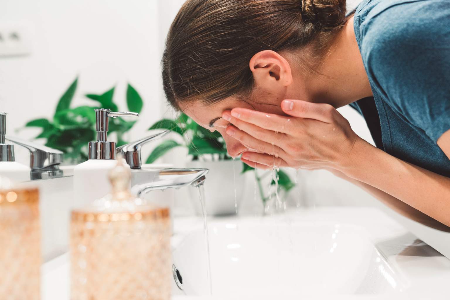 The reason you should wash your face with salt in the morning – the hidden magical benefits
