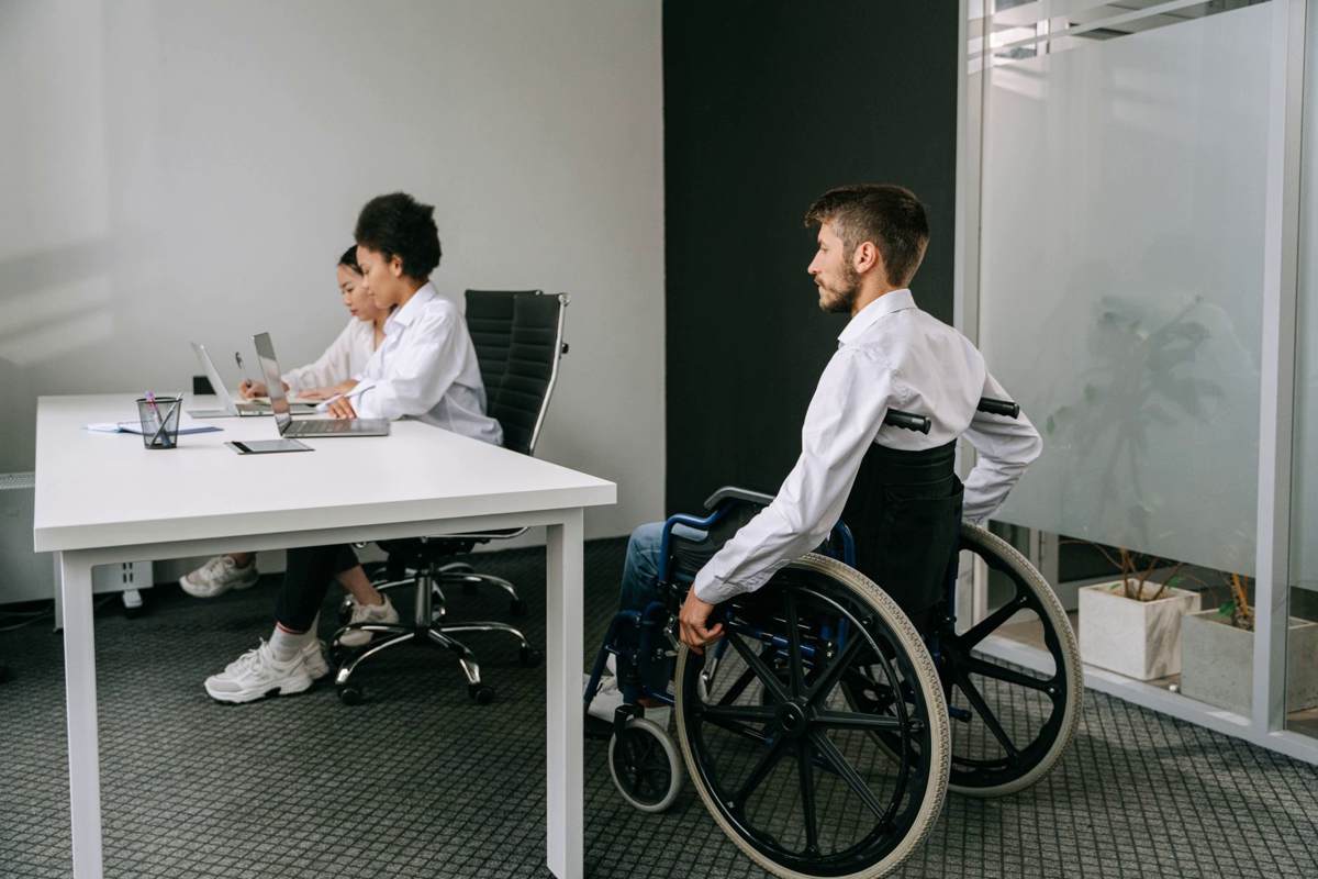 AAH et travail : cumul, abattements et calcul 2026